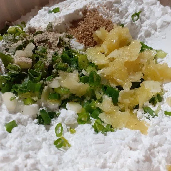 Campur penyedap rasa, bawang putih, daun bawang, dan garam ke dalam tepung tapioka. Sebelum itu tepung tapiokanya dibagi menjadi 2 yaitu sekitar 150 gram masing-masing