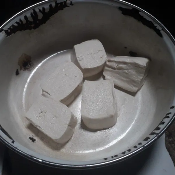 Hancurkan tahu hingga halus
