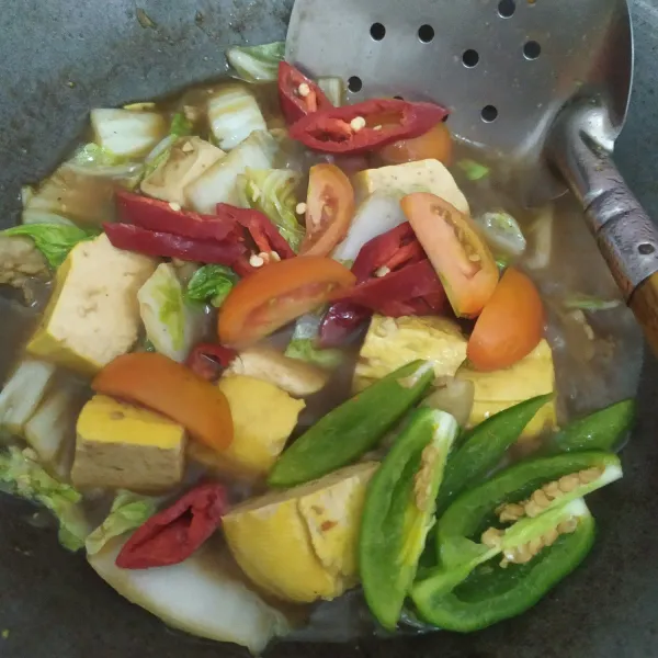 Terakhir masukkan cabai dan tomat, masak sampai semua bahan matang, angkat, sajikan dengan nasi hangat