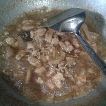 Tambahkan saus bumbu, aduk sampai ayam matang dan kuah menyusut, angkat