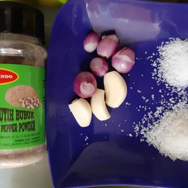 Cincang halus bawang merah dan bawang putih. Tumis bawang dan masukan garam, lada,dan gula. Tambahkan air sedikit