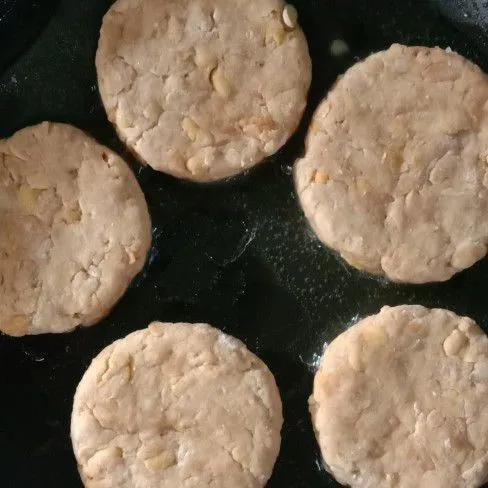 Goreng tempe sampai berwarna kecoklatan