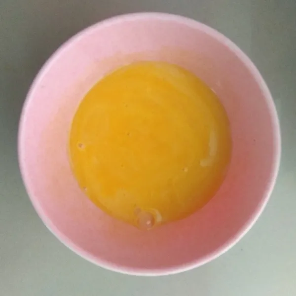 Pancake, campurkan kuning telur, susu/buttermilk, dan minyak aduk rata