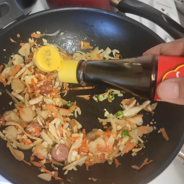 Masukkan kecap manis. Tambahkan dengan garam dan merica.