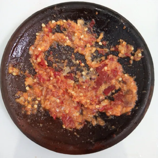 Ulek bumbu sampai halus