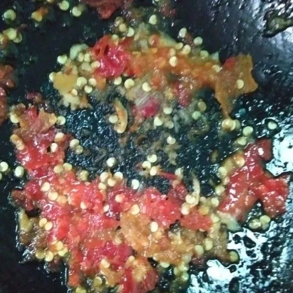 Buat tempe sambal bawang. Haluskan cabai rawit, bawang, garam dan penyedap sampai halus