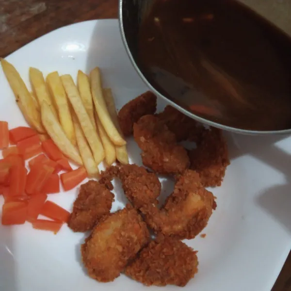 Sajikan ayam, kentang dan wortel di piring saji, tuangkan saus blackpaper
