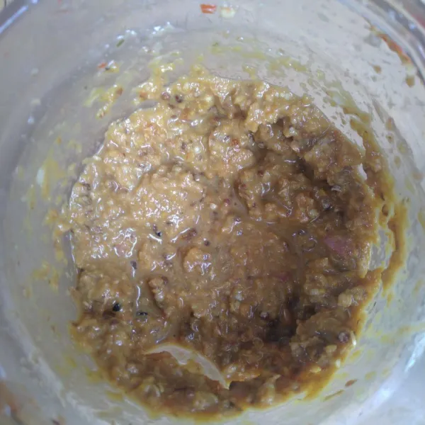 Seperti ini, lalu campur kan ke daging ayam yang sudah di tumbuk.