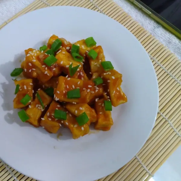 Taruh dalam piring saji, kemudian taburi dengan biji wijen dan irisan bawang prei. Siap disajikan