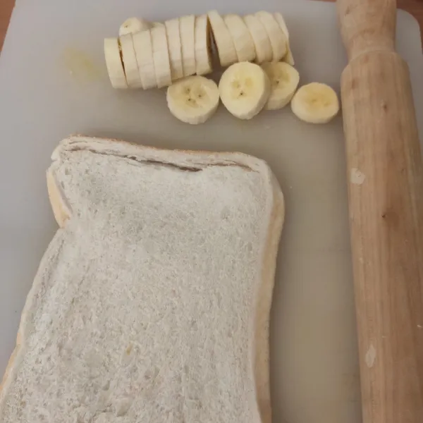 Potong-potong pisang, pipihkan roti tawar
