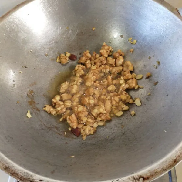 Potong kotak-kotak tempe. Goreng hingga kecoklatan. Angkat dan tiriskan