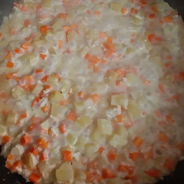 Masukkan potongan wortel, kentang, ayam suwir, aduk hingga matang