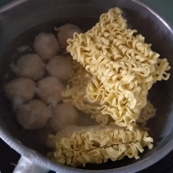 Rebus mie telur dan baso sapi beku hingga tidak kaku, sisihkan