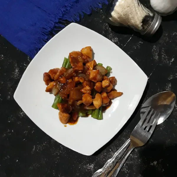 Siram dengan ayam teriyaki, siap di sajikan