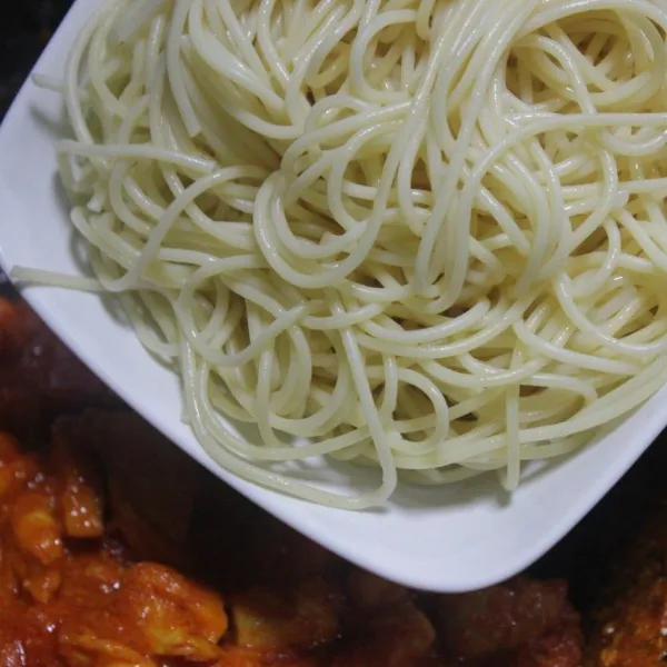 Masukan spaghetti aduk hingga semua tercampur rata