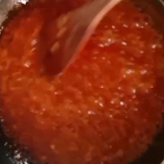 Masak saus : masukkan 5 siung bawang, saus tomat, saus sambal, air, garam, serta lada. Kemudian setelah mendidih masukkan tepung maizena yang telah diencerkan