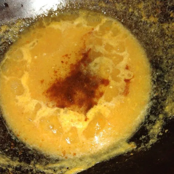 Masukkan 1 sdm bubuk cabe, aduk rata, masak hingga mendidih lalu angkat dan sisihkan