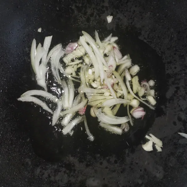 Tumis bawang hingga harum dan layu