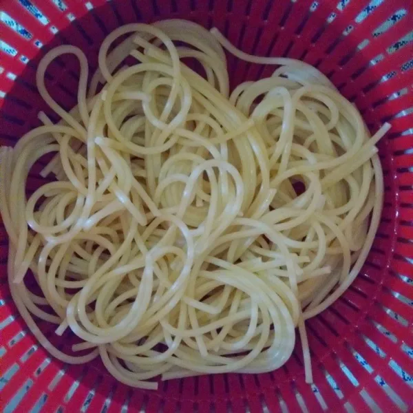 Rebus spaghetti hingga aldente kemudian tiriskan