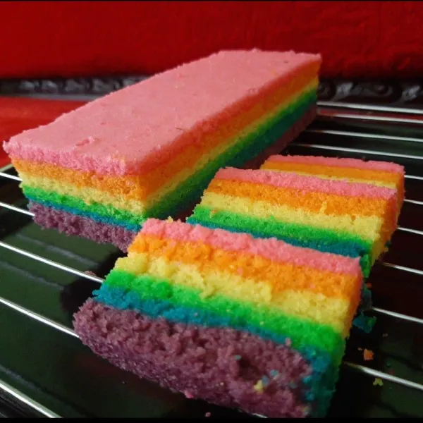 Jika sudah matang, keluarkan rainbow cake lalu biarkan dingin. jika sudah dingin potong sesuai selera