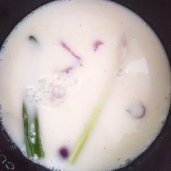Tambahkan santan kemudian masak. Bisa pakai magic com untuk mempersingkat waktu