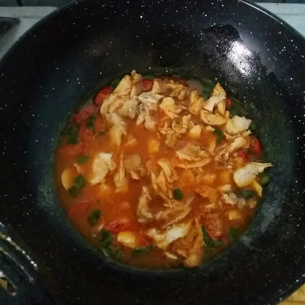 Masukkan ayam suwir lalu tuangi air. bumbui dengan garam, gula dan kaldu bubuk. Masak hingga mendidih dan air berkurang setengahnya