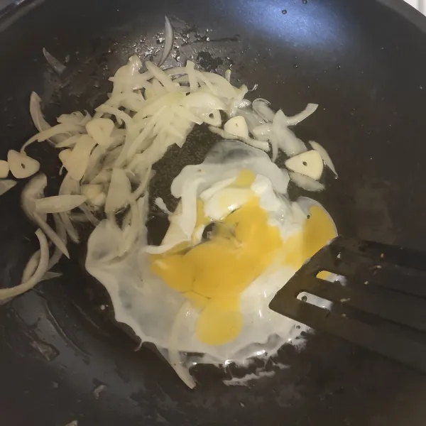Masukkan telur, orak arik.