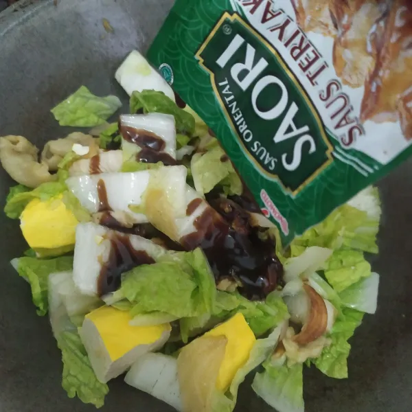 Masukkan saus teriyaki, aduk kembali koreksi rasanya, tambahkan sedikit air jika dirasa terlalu kering