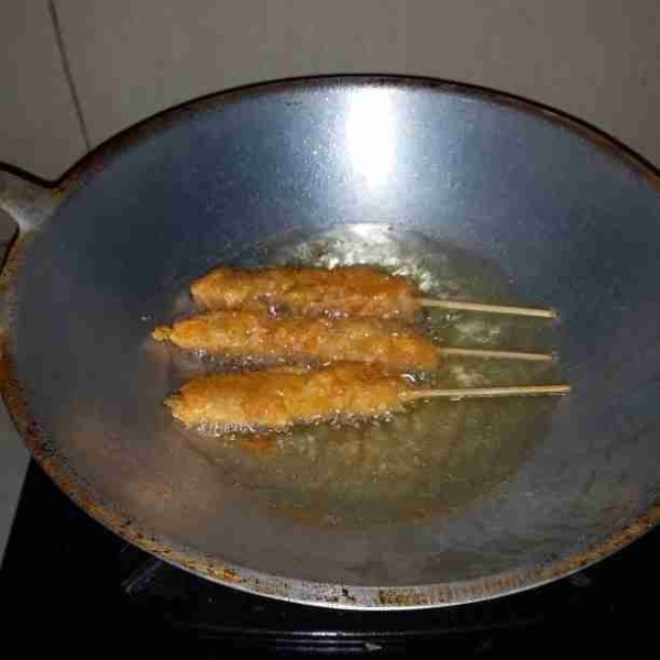 Panaskan minyak goreng. Goreng sate ayam katsu hingga berwarna keemasan. Angkat dan tiriskan