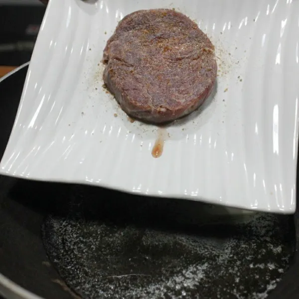 panaskan margarin panggang tenderloin hingga medium