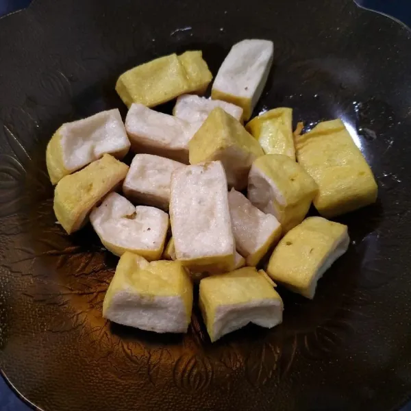 Potong tahu, kemudian goreng. Setelah matang, angkat dan tiriskan