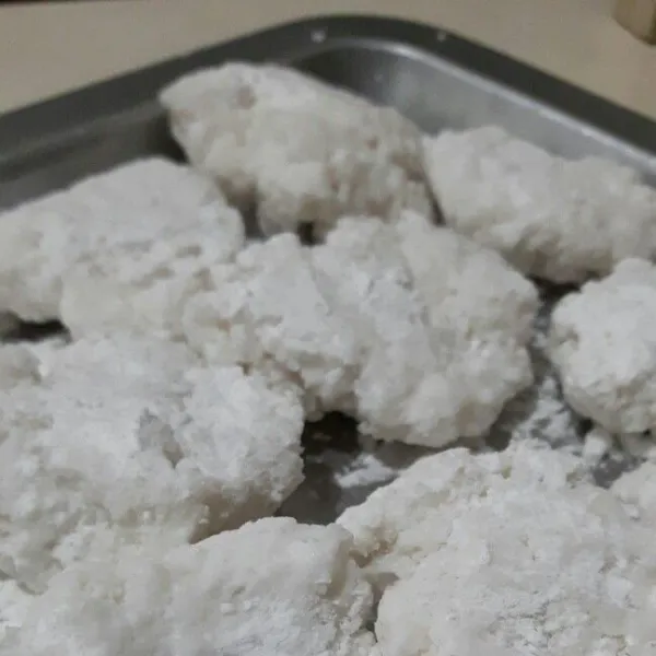 Tuang 125 ml air kedalam panci. Masukan bawang putih halus, garam dan kaldu bubuk jamur, aduk rata. Masak sampai mendidih. Lalu tuang kedalam adonan tepung sedikit demi sedikit. Aduk rata menggunakan sendok kayu, tidak perlu diuleni, asal tercampur rata saja. Lumuri telapak tangan dengan tepung tapioka, bentuk adonan bulat pipih. Lakukan sampai selesai
