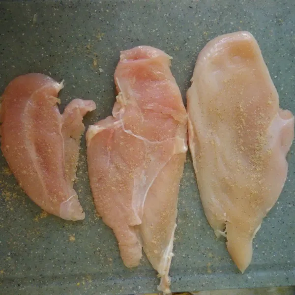 Cuci bersih ayam, keringkan permukaan ayam. Bagi dada ayam menjadi 3 bagian. Beri taburan garam dan lada bubuk. diamkan minimal 15 menit