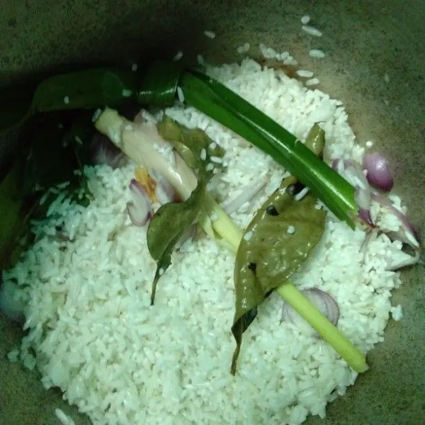 Cuci bersih beras, kemudian tambahkan bumbu nasinya