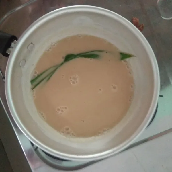 Tambahkan larutan maizena, aduk rata, masak hingga sauce mulai mengental, sisihkan