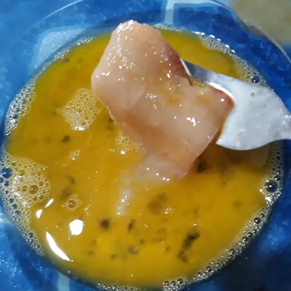 Masukkan ayam ke telur yang sudah di kocok