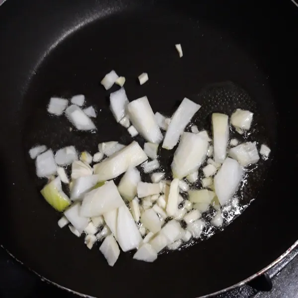 Tumis bawang putih dan bawang bombay sampai harum