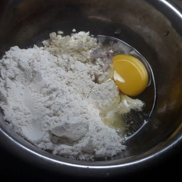 Campur tahu dengan tepung terigu,telur,bawang putih dan bawang merah cincang