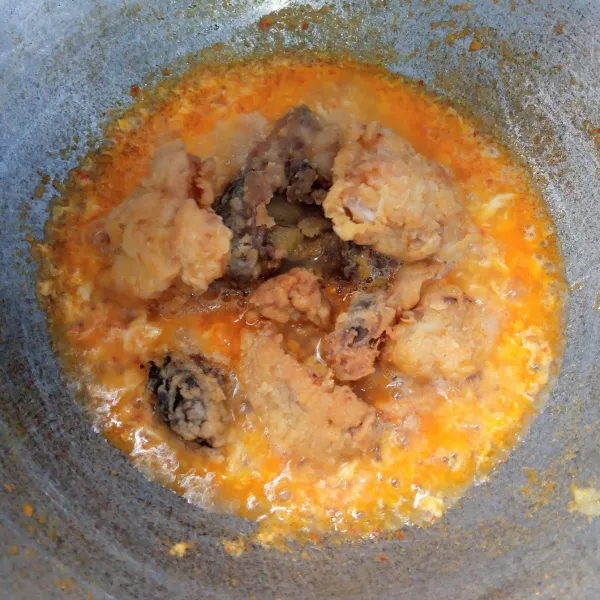 Masukkan ayam. Aduk rata. Angkat dan sajikan