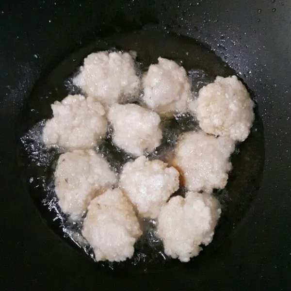 Panaskan minyak, goreng cireng sampai matang, angkat. Tiriskan, sisihkan