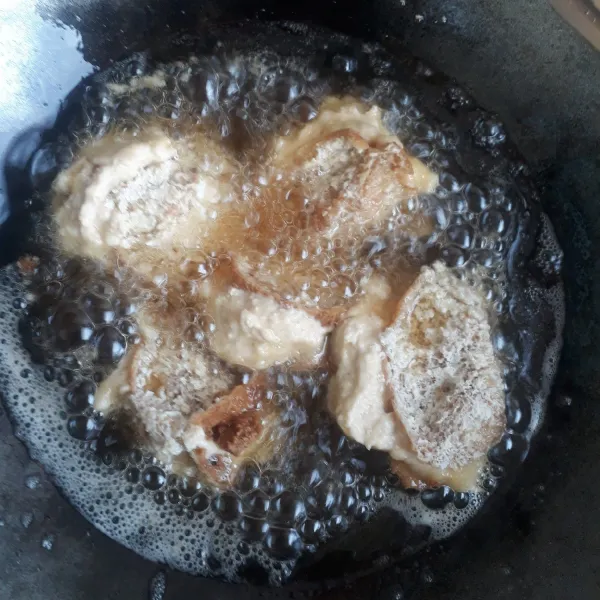Setelah itu goreng hingga kecoklatan, angkat dan tiriskan