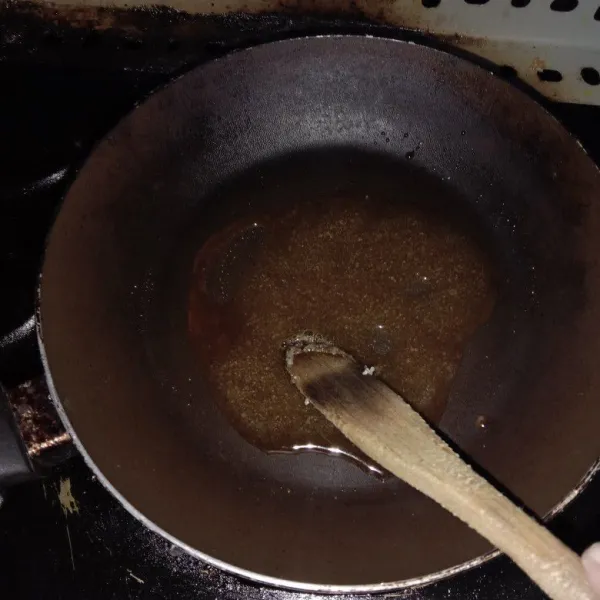 Untuk membuat saus bangkok, cairkan gula pasir diatas pan dengan api sedang hingga gula mencair dan berkaramel
