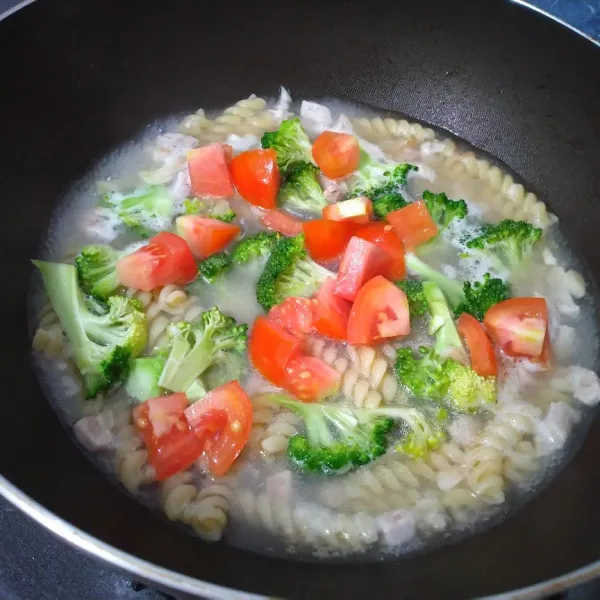 Setelah mendidih, masukkan brokoli, masak selama 3 menit. Setelah itu masukkan tomat
