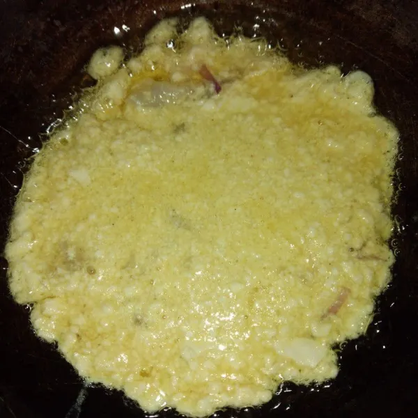 Panaskan minyak, lalu goreng fuyunghai (bolak - balik) hingga matang kecoklatan. Angkat dan sajikan bersama saus bangkok
