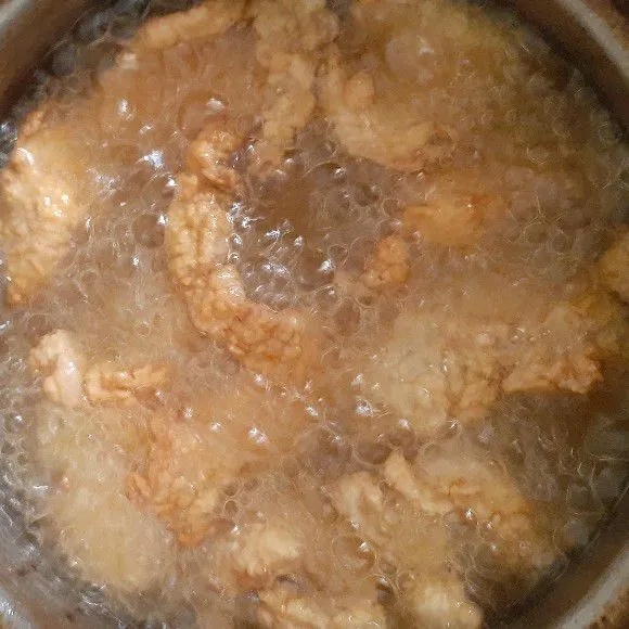 Goreng ayam yang sudah dibalur tepung ke dalam minyak panas lalu tunggu hingga ayam berwarna kuning keemasan. Lalu sisihkan