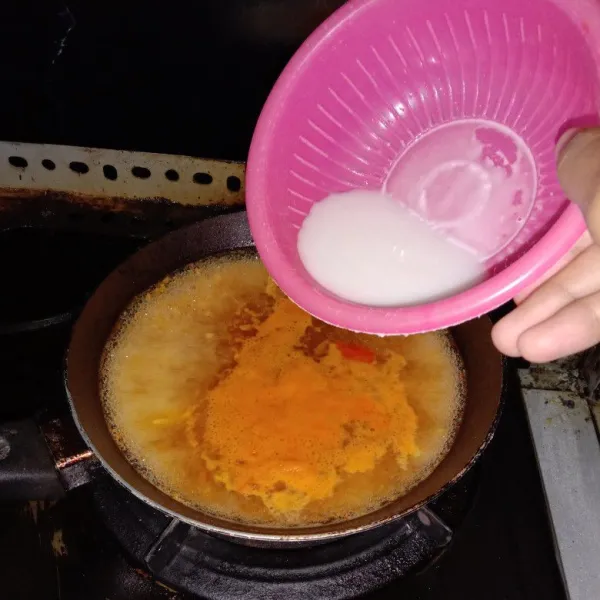 Masukkan sisa air yang masih ada, aduk rata kemudian masak hingga mendidih lalu terakhir tambahkan cairan tepung tapioka, aduk hingga rata dan mengental, cek rasa jika sudah pas setelah mendidih, angkat
