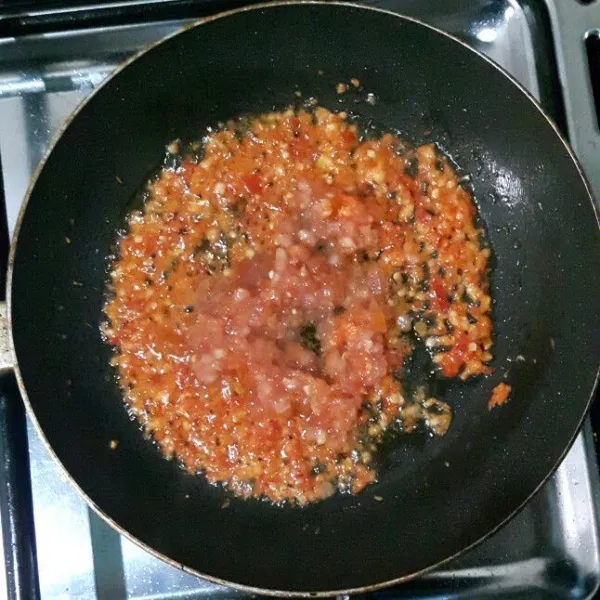 Cara membuat sambal Bangkok : Panaskan 1 sdm minyak sayur. Tumis bumbu halus sampai harum dan matang. Masukan tomat cacah, tumis terus sampai agak mengering