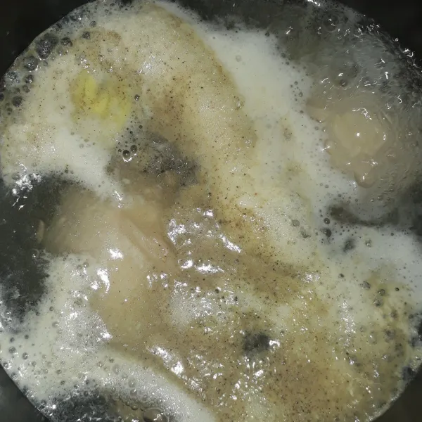 Didihkan air dalam panci. Masukkan ayam, jahe yang digeprek, secukupnya garam, gula pasir dan merica. Rrbus sampai ayam matang. Angkat