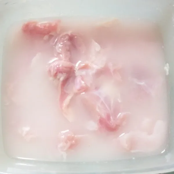 Potong-potong ayam, filet sesuai selera. Rendam dengan air yang sudah dicampur dengan 1 sdm tepung bumbu serbaguna