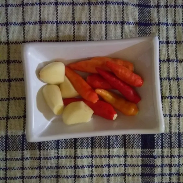 Siapkan cabe dan bawang putih